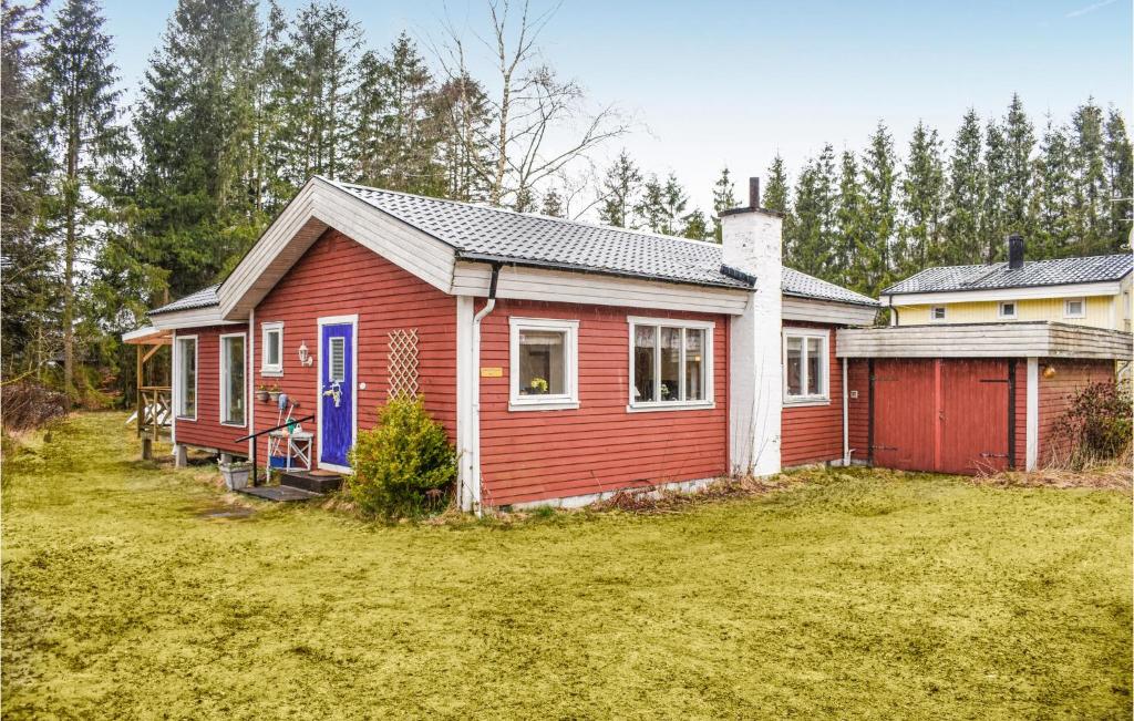 een rood-wit huis met een tuin bij Cozy Home In Sknes Fagerhult With Kitchen in Skånes Fagerhult