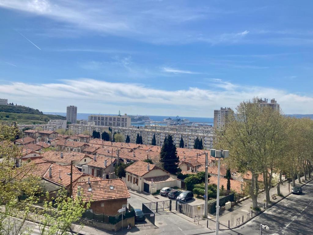 - une vue sur une ville avec des bâtiments et des toits dans l'établissement Escapade phocéenne, à Marseille