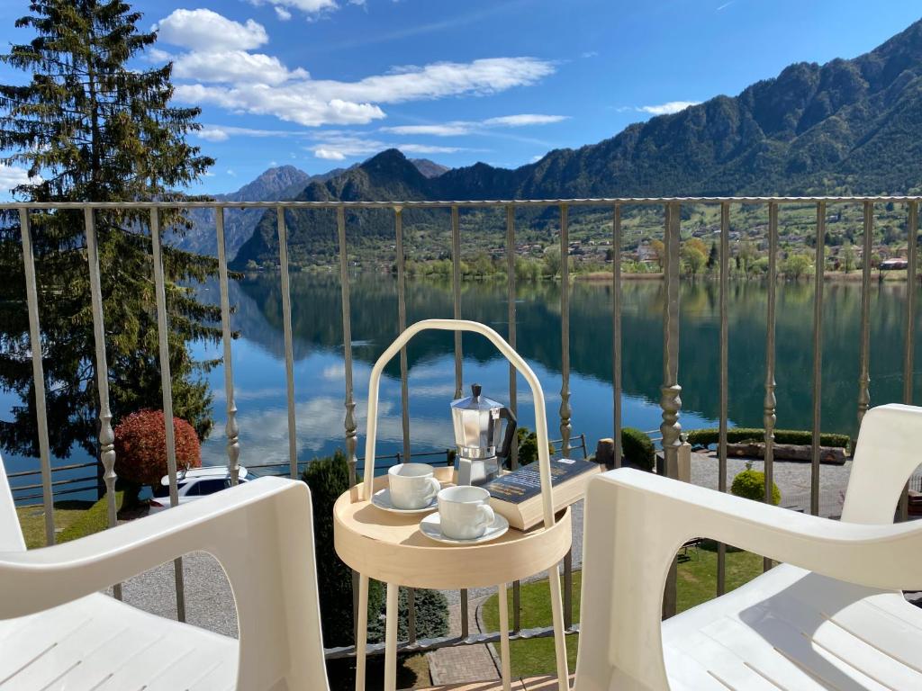 a balcony with a view of a lake and mountains at Villa Tiziana Typ T1 in Crone