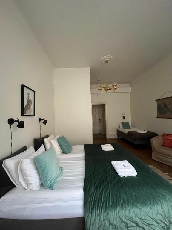 Postel nebo postele na pokoji v ubytování Morris Hotel
