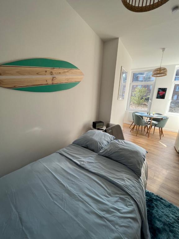 Posteľ alebo postele v izbe v ubytovaní Suite Cosy Californienne en Hyper Centre