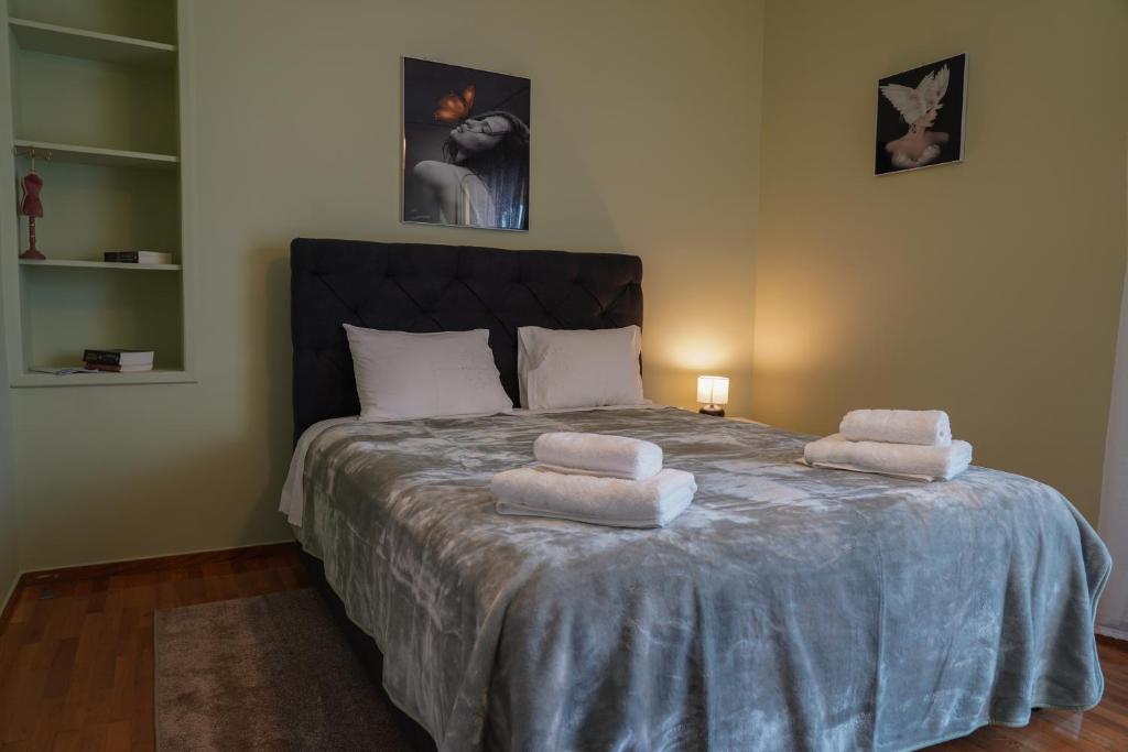 - une chambre avec un lit et 2 serviettes dans l'établissement katia's home nafplio, à Nauplie