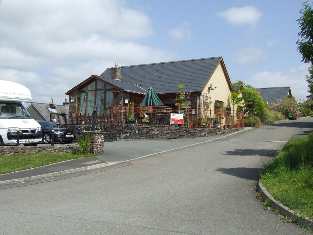 een huis met een auto ervoor geparkeerd bij Castle Lodge - Brecon Beacons Accommodation in Sennybridge