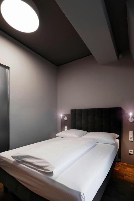 Cama ou camas em um quarto em Hotel Cult Frankfurt City
