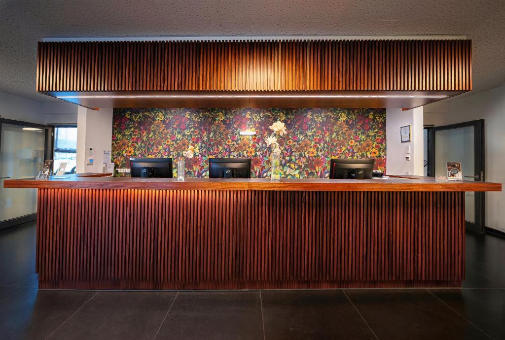 O saguão ou recepção de Hotel Cult Frankfurt City