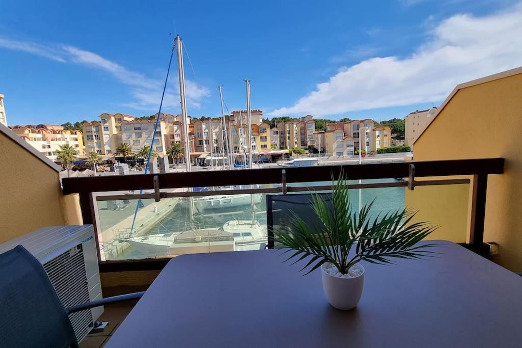 Balkon lub taras w obiekcie Magnifique Studio sur le Port de Gruissan (2 à 4 pers)