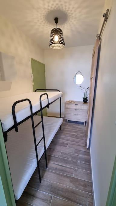 Łóżko lub łóżka w pokoju w obiekcie Magnifique Studio sur le Port de Gruissan (2 à 4 pers)