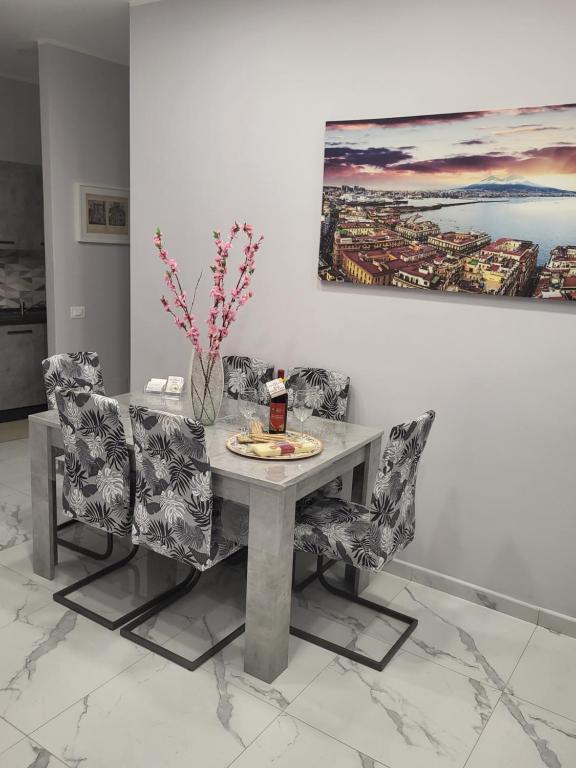 uma mesa de jantar com cadeiras e um quadro na parede em Domus Pompeii Ruins em Pompeia