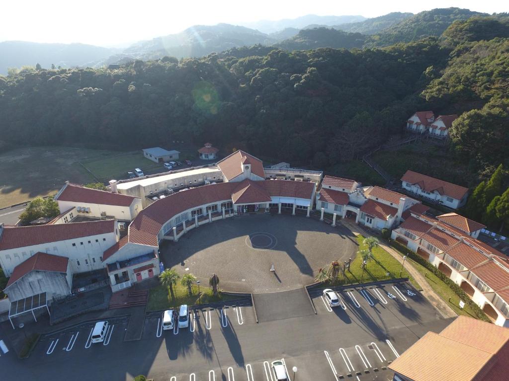 una vista aérea de un edificio con un puente en Tennenonsen Amuri en Amakusa