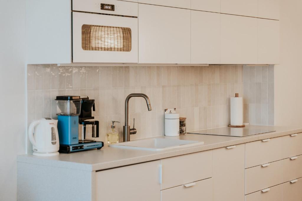 Kuchyňa alebo kuchynka v ubytovaní Apartament DUNE SurfingBird Dźwirzyno