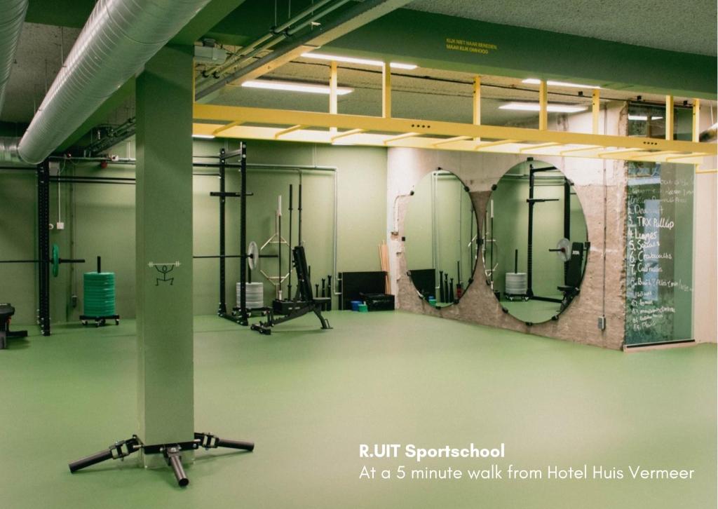 een fitnessruimte met twee spiegels aan de muur bij Grand Boutique Hotel-Restaurant Huis Vermeer in Deventer