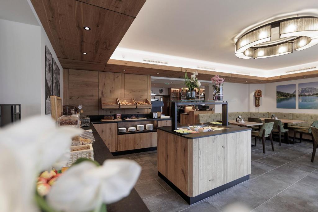 Kuchyň nebo kuchyňský kout v ubytování Hotel Neuwirt