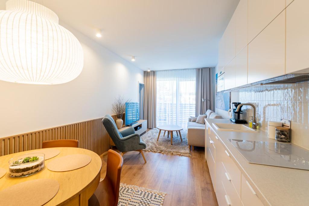 Kuchyňa alebo kuchynka v ubytovaní Apartament DUNE SurfingBird Dźwirzyno