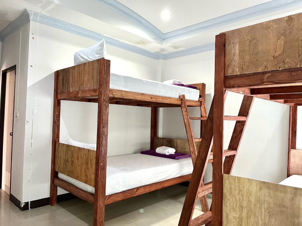 מיטה או מיטות קומותיים בחדר ב-Rest up @ Pattaya Hostel