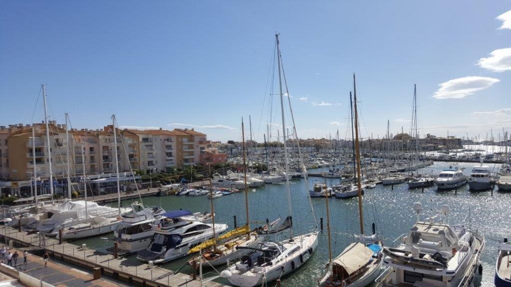 Banda łodzi zakotwiczona w porcie w obiekcie 5013 Agde Marine G65 w Cap d'Agde