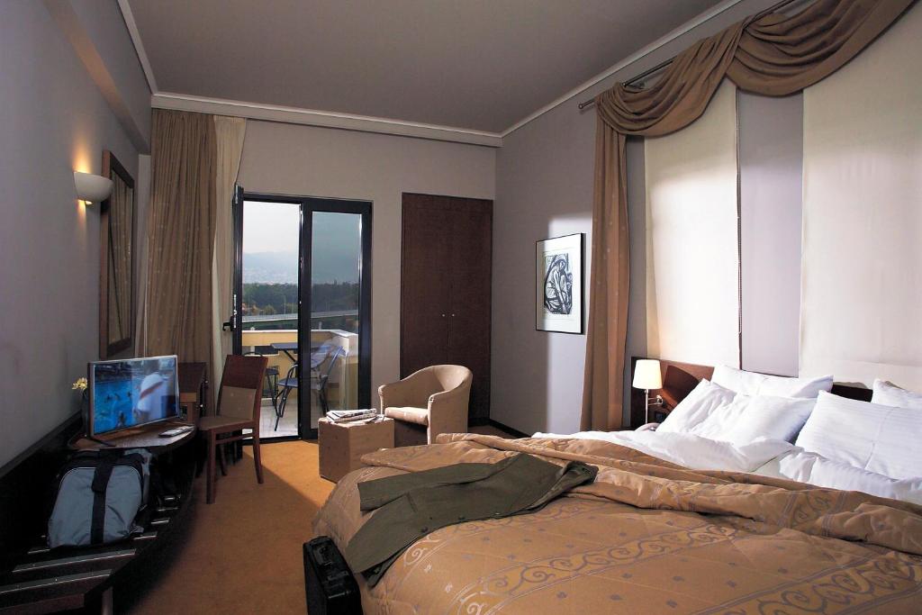 Postel nebo postele na pokoji v ubytování Dekelia Hotel