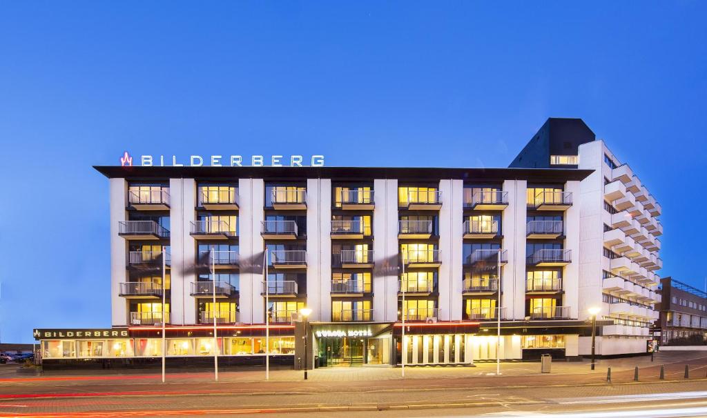 un gran edificio blanco con un cartel. en Bilderberg Europa Hotel Scheveningen, en Scheveningen
