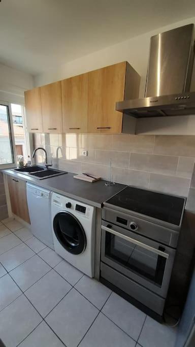Kuchyňa alebo kuchynka v ubytovaní Appartement lumineux et central
