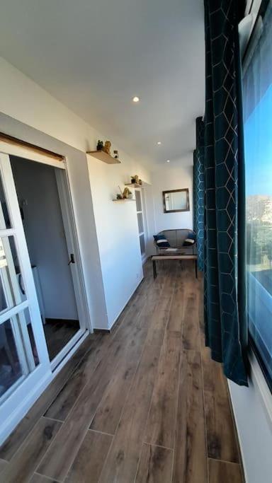 Televízia a/alebo spoločenská miestnosť v ubytovaní Appartement lumineux et central