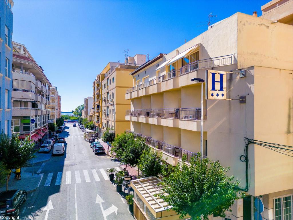 uitzicht op een straat met gebouwen bij Hotel Madrid in Torrevieja