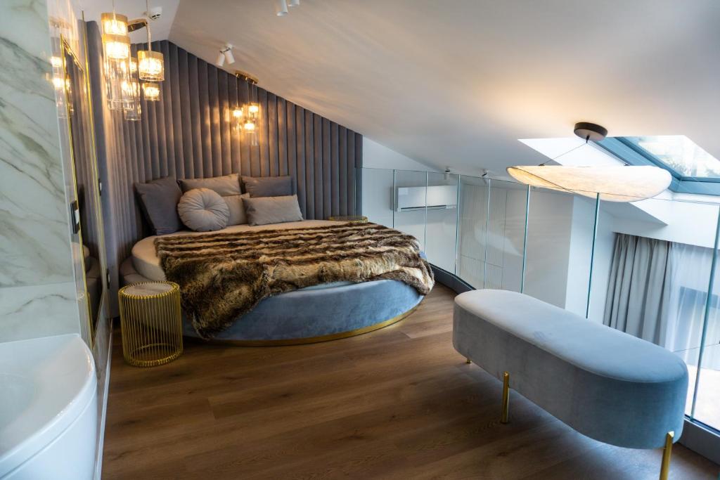 1 dormitorio con 1 cama grande en una habitación en Monte 27 Lux Apartments, en Sopot
