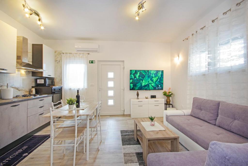 Kuchyň nebo kuchyňský kout v ubytování Apartmani Rokov