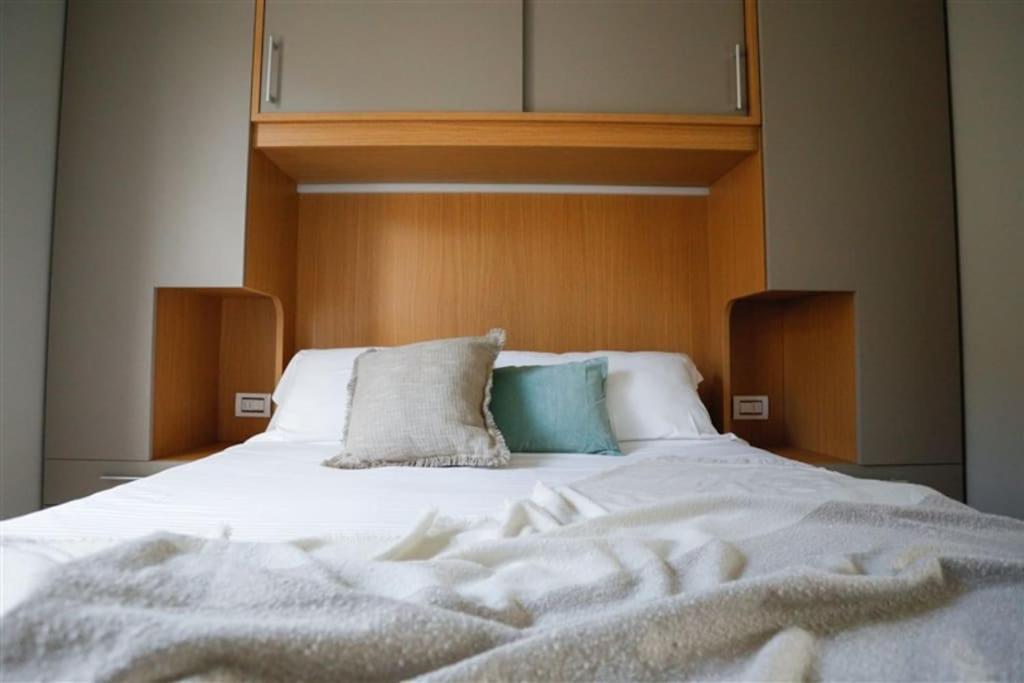 A bed or beds in a room at IseoLakeRental - Trivia Bellavista