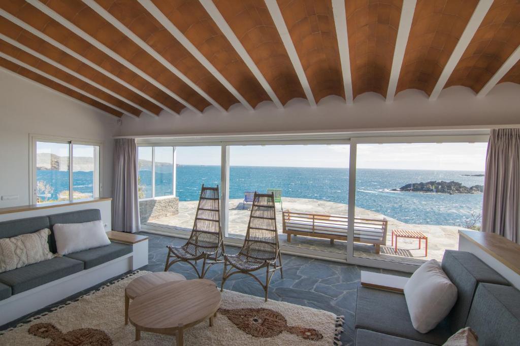 sala de estar con vistas al océano en Sa Guineu en Cadaqués
