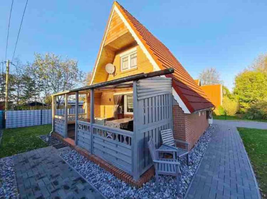 mały dom z dachem na dziedzińcu w obiekcie Meerhaus Hieve w mieście Emden