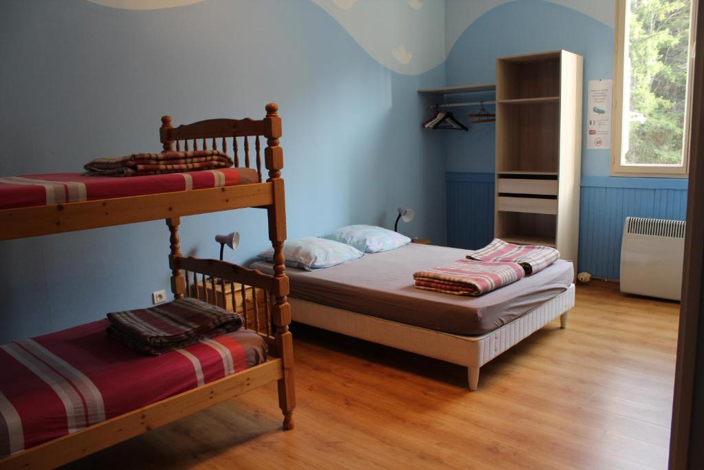 Foncine-le-Bas的住宿－Les Morillons，蓝色墙壁的客房内设有两张双层床。