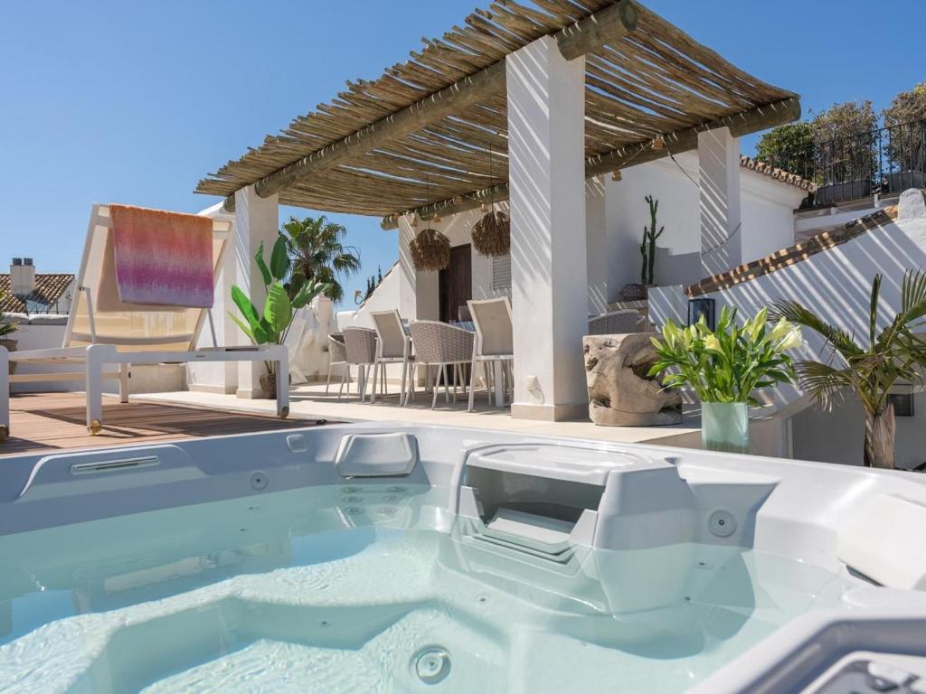 Bazén v ubytovaní Castiglione luxury beachfront duplex penthouse alebo v jeho blízkosti