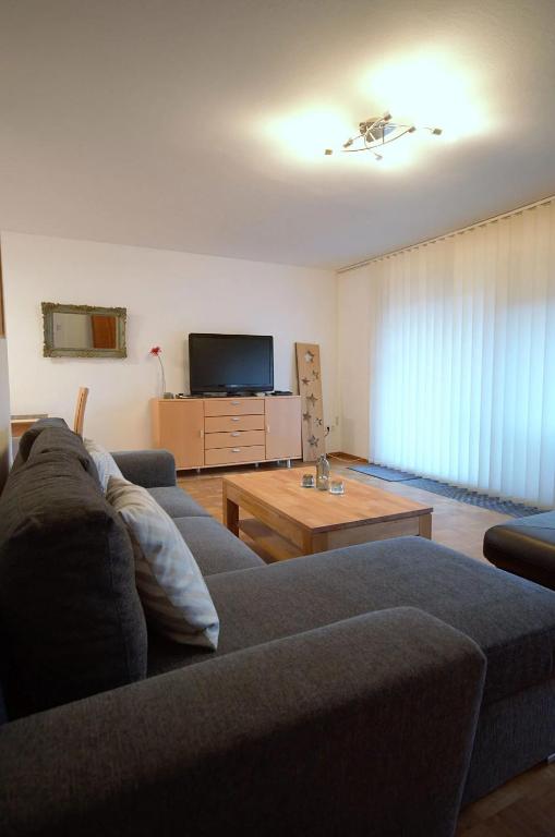 a living room with a couch and a table at Ferienwohung DaHeim in Bovenden