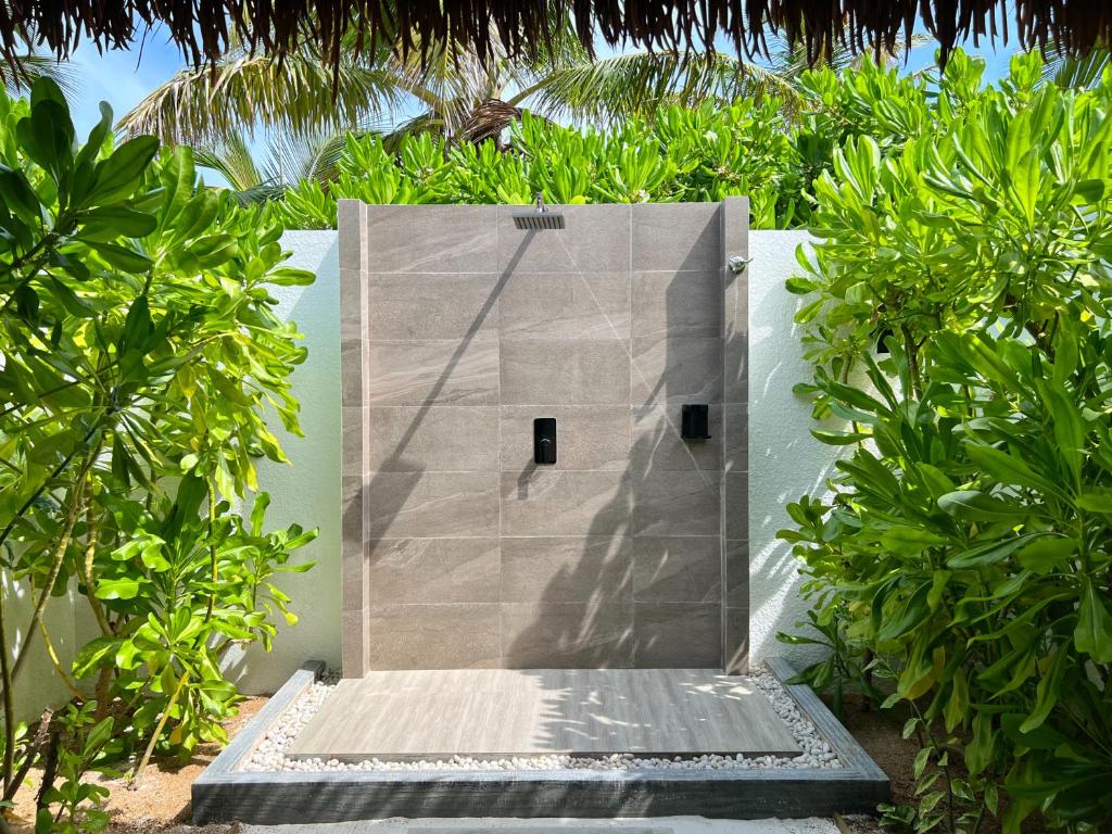Zahrada ubytování NOOE Maldives Kunaavashi - Stay 5 nights or more and get Free Speed Boat Transfers - And the Offer valid till 25th August 2025 and Stay Period till 30th September