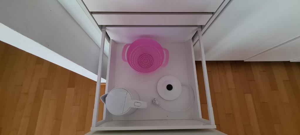 eine weiße Box mit rosa Lautsprechern in einem Zimmer in der Unterkunft Equipment of Good And Night in Neuss