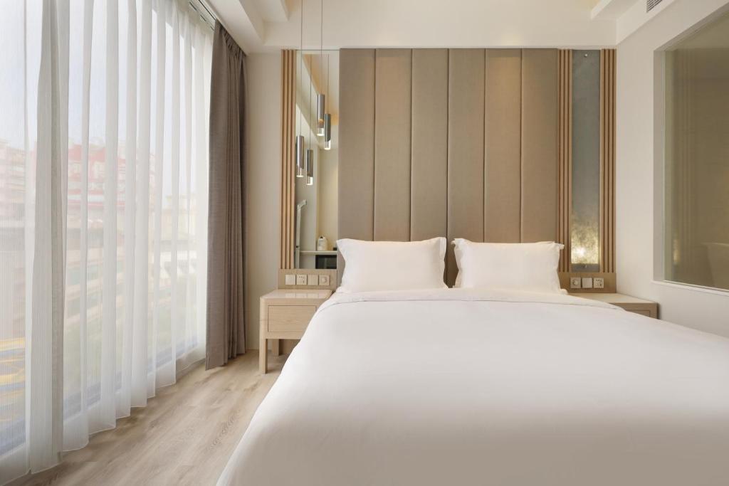 Postel nebo postele na pokoji v ubytování Gamalan Star Hotel