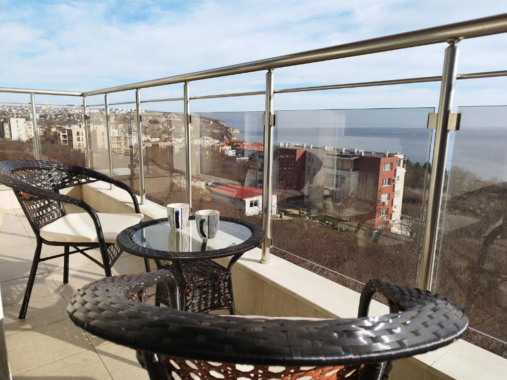 balkon ze stołem i krzesłami oraz widokiem na ocean w obiekcie Milana-2 Sea View w Bjałej