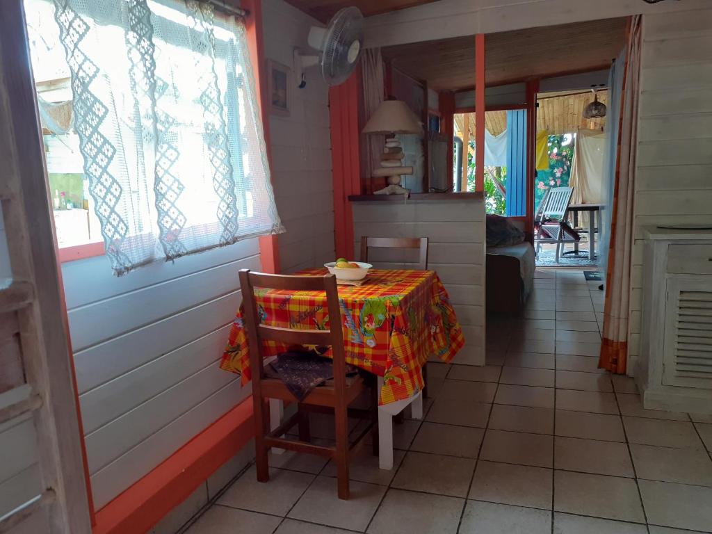 une table dans une pièce avec un chiffon de table dans l'établissement Le gîte du pêcheur, à La Trinité