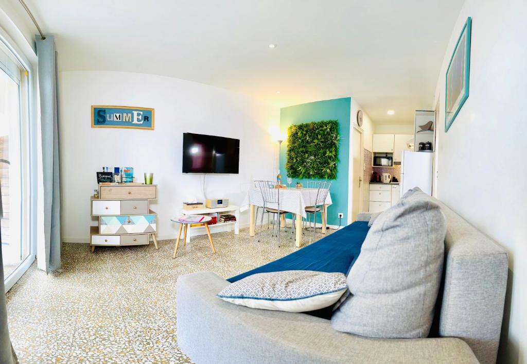 Televízia a/alebo spoločenská miestnosť v ubytovaní Les Néréides - T3 à 50m de la plage - Clim - Terrasse & BBQ - Wifi/Netflix