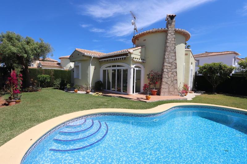 Bazén v ubytování Villa Xoriguer nebo v jeho okolí