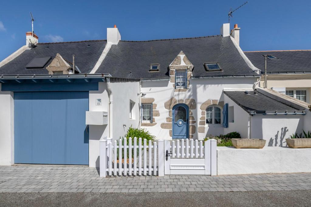 a white house with a gate and a white fence at Charmante maison entre La Baule et Guerande in Guérande