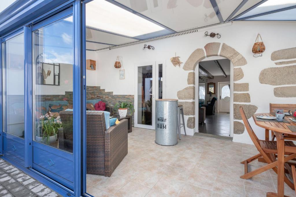 Patio alebo iná vonkajšia časť ubytovania Charmante maison entre La Baule et Guérande