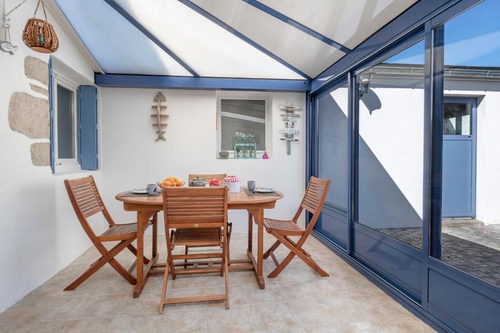 Patio alebo iná vonkajšia časť ubytovania Charmante maison entre La Baule et Guérande