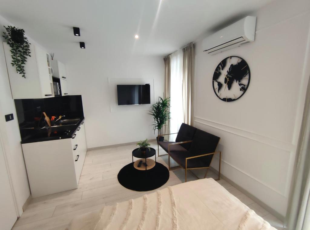 Televízia a/alebo spoločenská miestnosť v ubytovaní Alegra Apartments Center