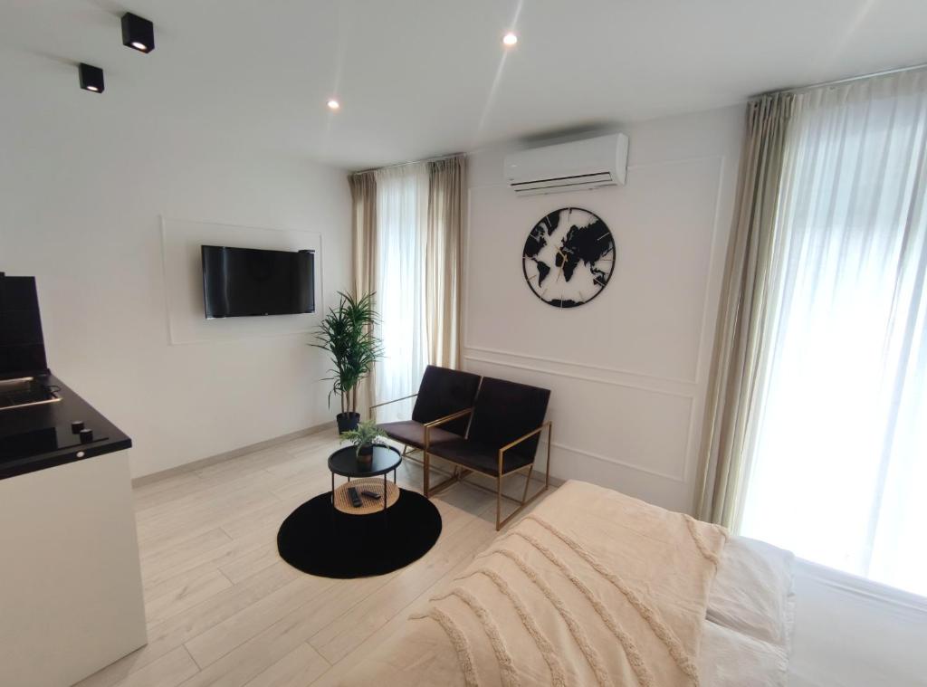 Televízia a/alebo spoločenská miestnosť v ubytovaní Alegra Apartments Center