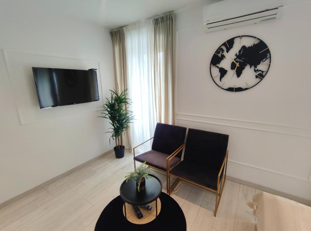 Televízia a/alebo spoločenská miestnosť v ubytovaní Alegra Apartments Center
