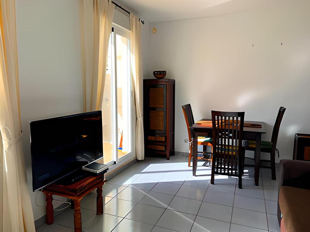 TV a/nebo společenská místnost v ubytování Spectacular Sea views 2 bedrooms in Villa Marina