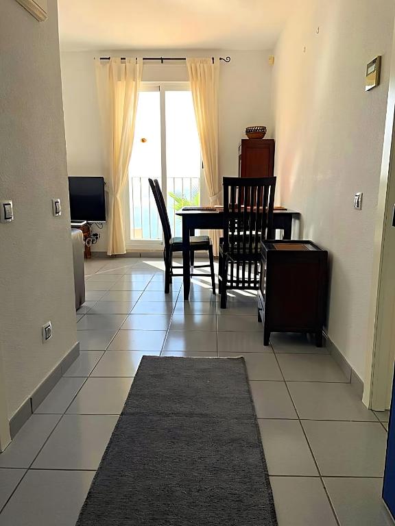TV a/nebo společenská místnost v ubytování Spectacular Sea views 2 bedrooms in Villa Marina