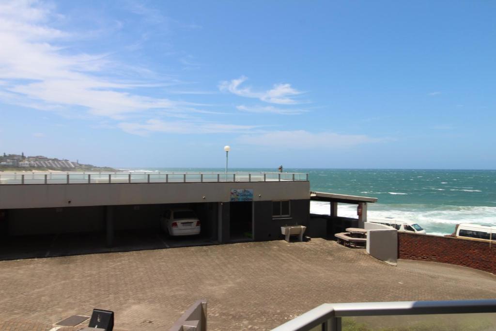 ein Gebäude neben dem Strand mit dem Meer in der Unterkunft Seagull 203 in Margate