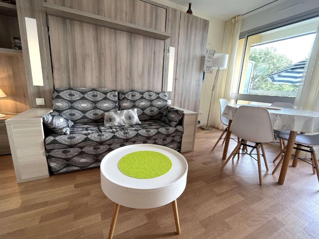 Część wypoczynkowa w obiekcie Studio cosy à Bénodet: plage, restos, thalasso à pied, balcon et parking privé - FR-1-481-135
