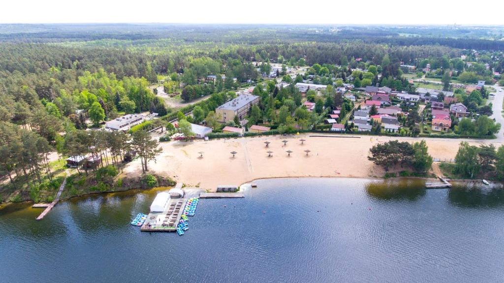 科羅諾沃的住宿－Rewita Pieczyska，享有湖上度假村的空中景致